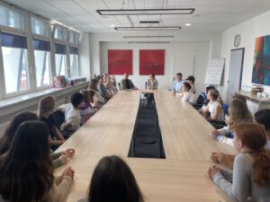Prefects stiften Senatorin an